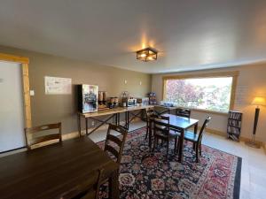 Una cocina o kitchenette en Estes Mountain Inn