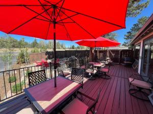 Un balcón o terraza en Estes Mountain Inn