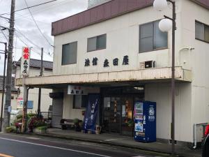 budynek po stronie ulicy w obiekcie 竜ケ崎駅そばの森田屋旅館 w mieście Ryūgasaki