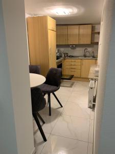 凯奇Moderne 2 Zimmer Wohnung mit Vollausstattung的一间厨房,里面配有桌椅