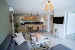 A kitchen or kitchenette at Rez de villa de charme-piscine-3 chambres 6 pers