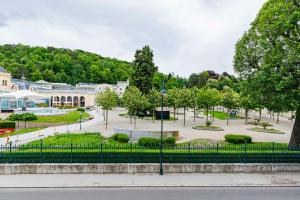 Puutarhaa majoituspaikan Hotel Herzoghof ulkopuolella