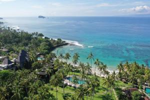 una vista aérea de la playa y el océano en Candi Beach Resort & Spa, en Candidasa