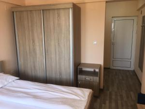 - une chambre avec un lit, un placard et une porte dans l'établissement Cazare Hofmann, à Arad