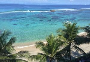 una vista aérea de una playa con palmeras y el océano en Candi Beach Resort & Spa, en Candidasa