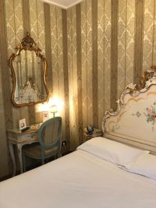 Tempat tidur dalam kamar di Hotel Carlton On The Grand Canal