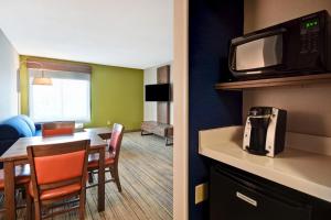 A cozinha ou cozinha compacta de Holiday Inn Express Newport North - Middletown, an IHG Hotel