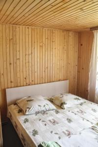 Tempat tidur dalam kamar di Гостьовий дім "У Ані"