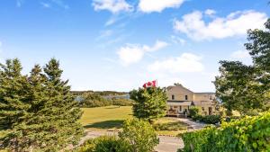 uma vista aérea de uma casa com árvores em Bayview Pines Country Inn B&B em Mahone Bay