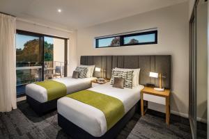 een hotelkamer met 2 bedden en een raam bij Quest Bella Vista in Baulkham Hills