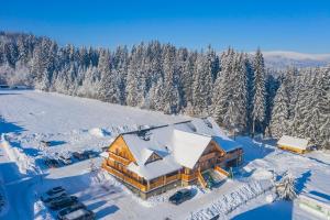 widok z powietrza na dom w śniegu w obiekcie Olza Karczma i pokoje w Istebnej