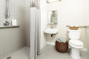 y baño con aseo y lavamanos. en InTown Suites Extended Stay Fort Myers FL, en Fort Myers