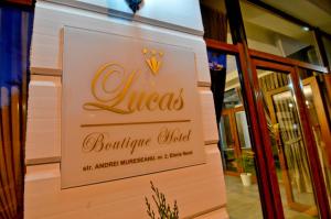 un cartello per l'ingresso di un hotel boutique di Lucas Boutique Hotel a Eforie Nord