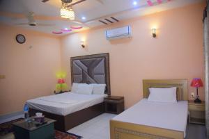 A bed or beds in a room at Hotel Shaheen Continental Multan