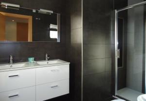 Apartamentos Turísticos Mauror tesisinde bir banyo