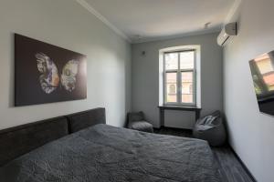 um quarto com uma cama e uma janela em Apart Hotel Fusion em Chernivtsi