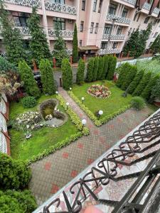 einen Innenhof mit Garten in einem Gebäude in der Unterkunft Сонячна Перлина in Poljana