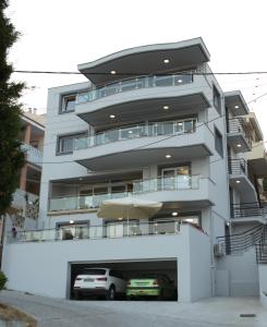 un condominio con due auto parcheggiate di fronte di Blue4Aqua Apartments a Kavala