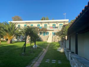 Κήπος έξω από το Angeliki Beach Hotel