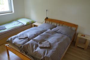 เตียงในห้องที่ Apartmán Hulín, Chrášťany - bílý