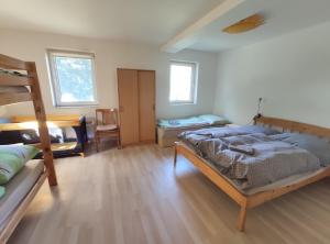 เตียงในห้องที่ Apartmán Hulín, Chrášťany - bílý