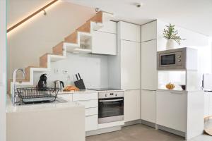 Una cocina o kitchenette en Charming house with terrace in Lisbon.WIFI.