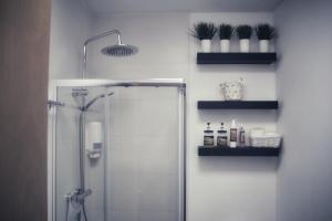 a bathroom with a shower with a glass door at BELIA A.T. in Cáceres