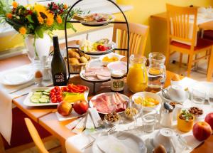 Comida na casa de hóspedes ou em algum lugar perto