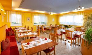 Um restaurante ou outro lugar para comer em Golf & Thermenland Sonnenpension Frühstückshotel Burgauberg Stegersbach