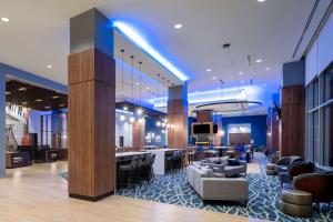 Un lugar para sentarse en La Quinta Inn & Suites by Wyndham Nashville Downtown Stadium