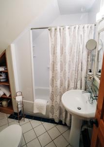 A bathroom at Farmhouse Inn B&B