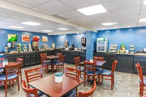 um restaurante com mesas e cadeiras e um balcão em Quality Inn & Suites em Plattsburgh