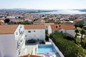 Infinity Appartements in Vodice - Nord-Dalmatien في فوديس: اطلالة على منزل مع مسبح