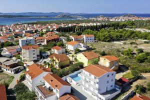 Infinity Appartements in Vodice - Nord-Dalmatien في فوديس: اطلالة جوية على مدينة صغيرة فيها بيوت