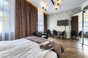 una camera con letto e sala da pranzo di Abba Apartments a Breslavia