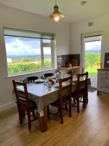 Una cocina o cocineta en Doolin View Apartment