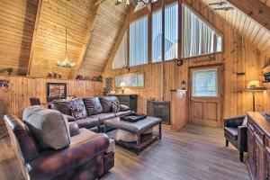 Un lugar para sentarse en Ski-InandSki-Out Red River Cabin with Mtn Views!