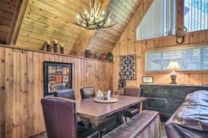 Un lugar para sentarse en Ski-InandSki-Out Red River Cabin with Mtn Views!