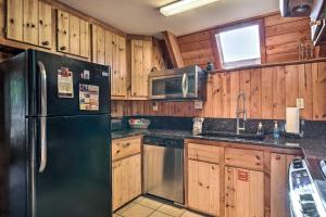 Una cocina o kitchenette en Ski-InandSki-Out Red River Cabin with Mtn Views!