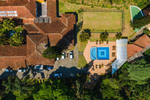 une vue sur le toit d'une maison dans l'établissement Hotel Vila Bavária Petrópolis, à Petrópolis