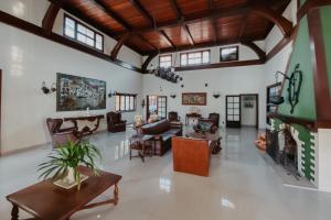 un grand salon avec des canapés et une cheminée dans l'établissement Hotel Vila Bavária Petrópolis, à Petrópolis