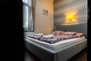 Un pat sau paturi într-o cameră la Allium Apartment