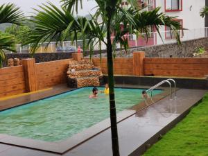 La alberca dentro o cerca de Karjat - 3 BHK Private Bungalow with Private Pool & Garden