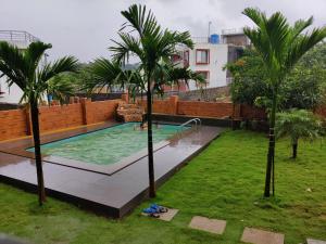 La alberca dentro o cerca de Karjat - 3 BHK Private Bungalow with Private Pool & Garden