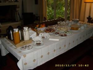 une table avec un tissu de table blanc et de la nourriture dans l'établissement Casa Dos Arrabidos, à Torres Novas