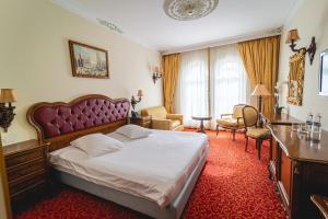 Un pat sau paturi într-o cameră la Casino & Hotel ADMIRAL Skofije