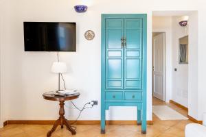 Una puerta azul en una sala de estar con una mesa en Terrazza su Tavolara, en Olbia