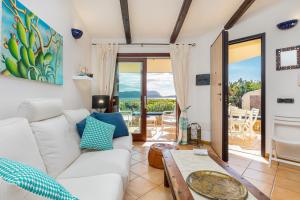 sala de estar con sofá blanco y mesa en Terrazza su Tavolara, en Olbia