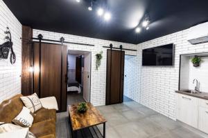 uma sala de estar com um sofá e uma mesa em Apartamentos turísticos MAJMA em Cáceres