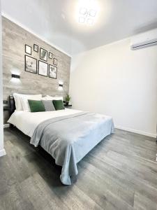 Habitación grande de color blanco con cama grande. en Элегантная квартира-студия ЖК Рич Таун, Ирпень, en Irpín